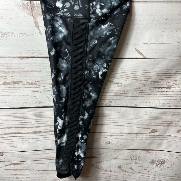 Lululemon Sunshine Salutation Crop (Full-On Luxtreme)
Dusk Dye White Black Sz 6 - Picture 5 of 10